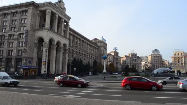 Κίνηση Ενός Αυτοκινήτου Στην Πόλη Κίεβο Ουκρανία — Αρχείο Βίντεο