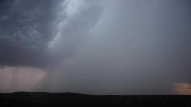 雲の間からの雷雨と稲妻 — ストック動画