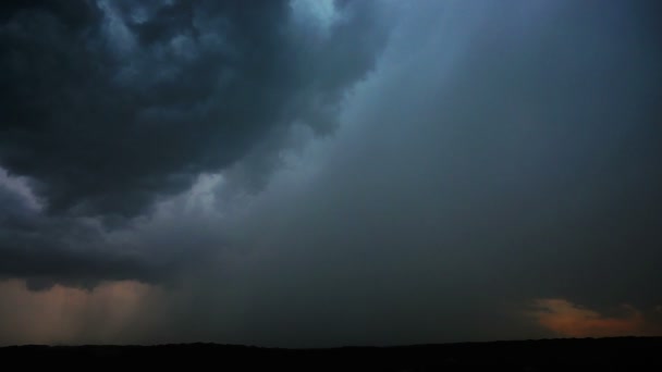 雲の間からの雷雨と稲妻 — ストック動画