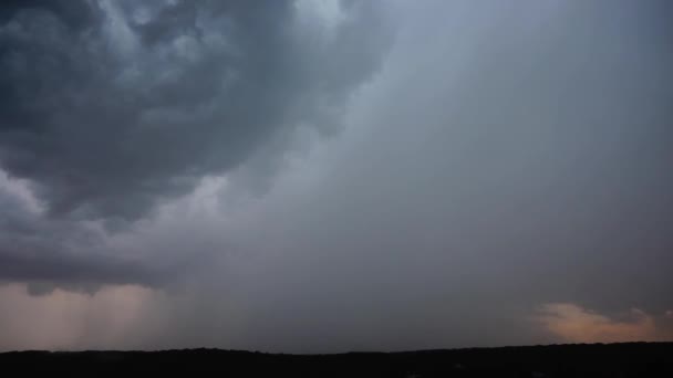 雲の間からの雷雨と稲妻 — ストック動画