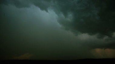 Bulutların arasında fırtına ve şimşek.