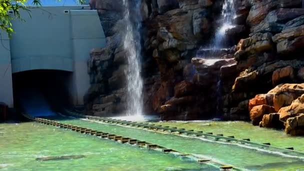 Der Abfahrende Zug Vom Berg Gegen Stürze Universal Studio Park — Stockvideo