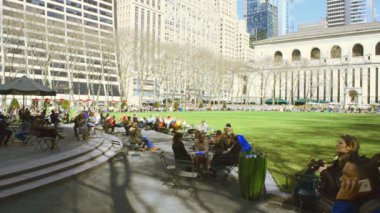 NEW YORK, ABD - 9 NİSAN: New York Bryant parkında 9 Nisan 2014 tarihinde ABD 'nin New York şehrinde bilinmeyen kişiler