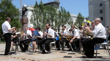 Orkestra. Yazın uğultu..
