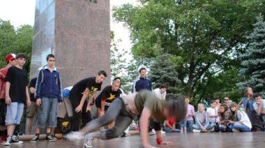 Genç dansçıların şehir alanı hakkında kamuoyu açıklaması