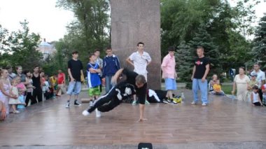 Genç dansçıların şehir alanı hakkında kamuoyu açıklaması