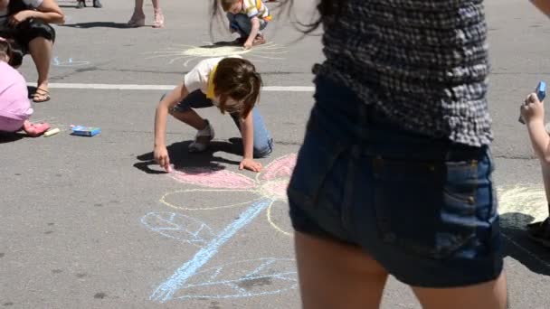 Kleine Kinderen Tekenen Het Kleurstuk Krijt Asfalt Kinderdag — Stockvideo