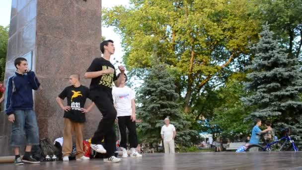 若いダンサーの街の公共の声明 — ストック動画