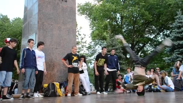 Genç Dansçıların Şehir Alanı Hakkında Kamuoyu Açıklaması — Stok video