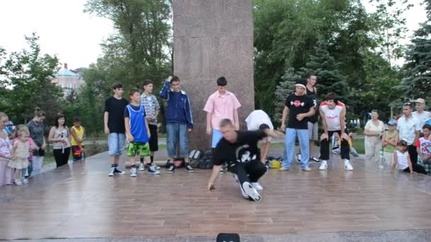 Öffentliches Statement Zum Stadtgebiet Der Jungen Tänzer — Stockvideo