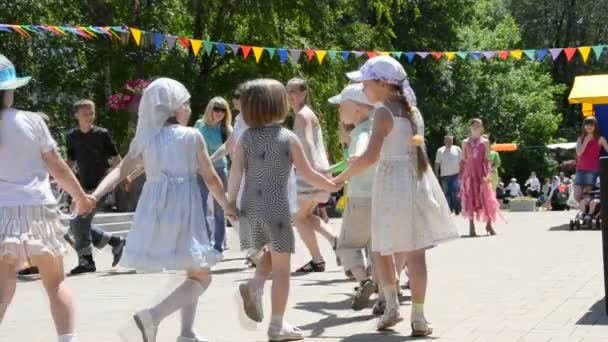 Gruppe Von Kindern Die Spaß Haben Kindertag — Stockvideo