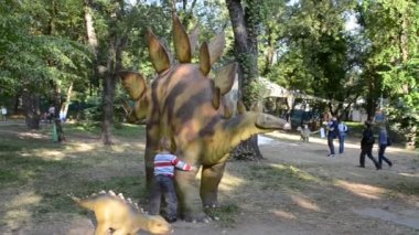 Dinozorların sergisi. Stegosaurus