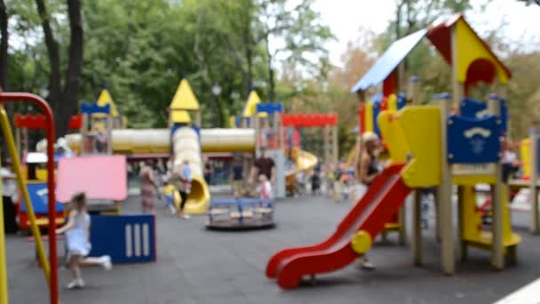 Plac Zabaw Dla Dzieci Kręcenie Latem — Wideo stockowe