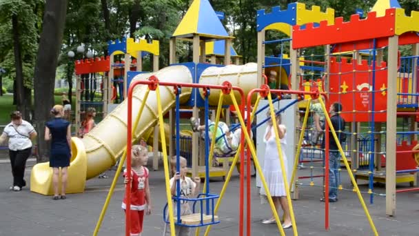 Kinderspielplatz Dreharbeiten Sommer — Stockvideo