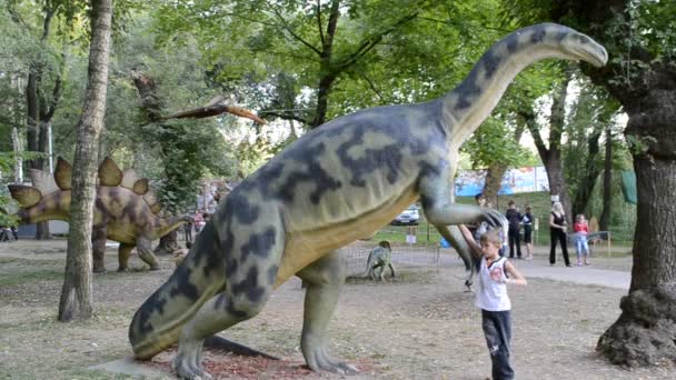 Exposición Dinosaurios Plateosaurus — Vídeos de Stock