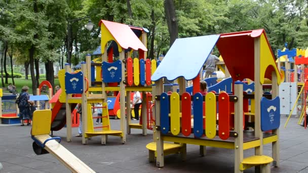 Kinderspielplatz Dreharbeiten Sommer — Stockvideo