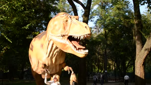 Exposición Dinosaurios Tyrannosaurus Rex — Vídeos de Stock