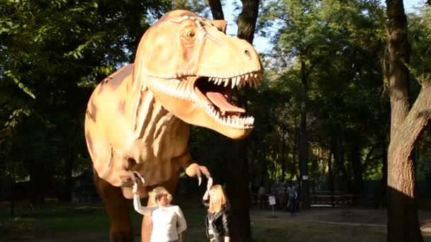 Выставка Динозавров Стрельба Летом — стоковое видео
