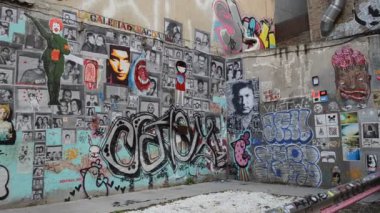 Barcelona 'da boyalı bir ev. Barselona, İspanya.