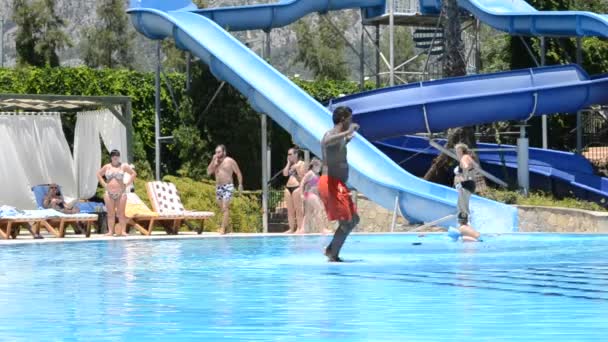 Πισίνα Ξενοδοχείο Διασκέδαση Καλοκαίρι Σκοποβολή Στην Τουρκία — Αρχείο Βίντεο