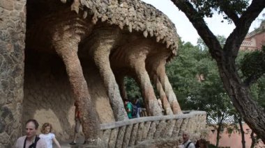 Park Guell, Antoni Gaudi tarafından tasarlanmış bir belediye bahçesi. 1900 - 1914 'te inşa edilmiş. Barselona, İspanya.