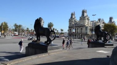 Barcelona Bölge Portalı de la Pau (Barış Kapısı). Kolomb Anıtı 60 metredir. La Rambla 'nın bitiminde yer alır ve 1888 yılında inşa edilmiştir..