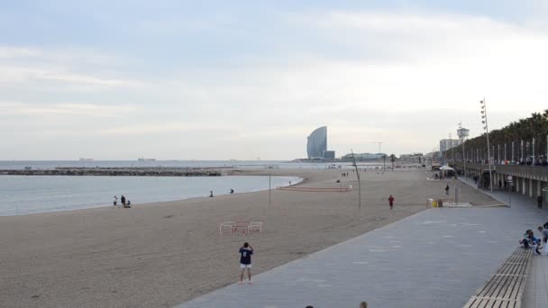 バルセロナのポートオリンピックのビーチ スペインのバルセロナ — ストック動画