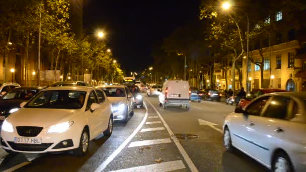 Andrang Nachtverkehr Auf Der Straße Barcelona Spanien — Stockvideo