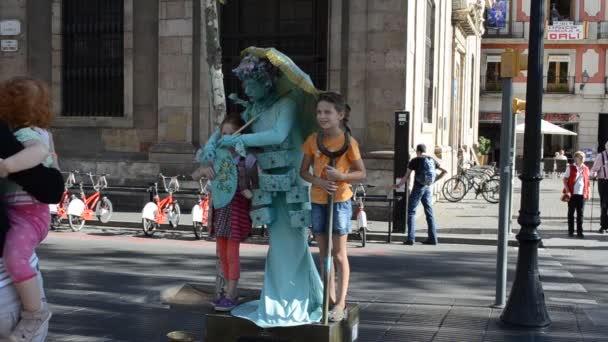 Patung Manusia Barcelona Spanyol — Stok Video
