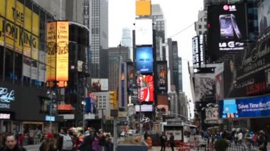 Times Meydanı 'ndaki bilinmeyen insanlar. Times Meydanı büyük bir ticari kavşaktır ve Manhattan 'ın göbeğinde bir mahalledir. New York, ABD.