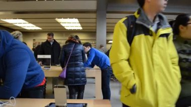 New York 'un 5. caddesindeki Apple mağazasında bilinmeyen insanlar var.