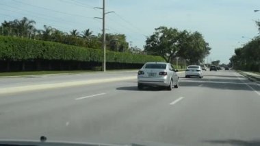 Birçok araba Miami yollarında hareket eder. Miami Florida 'nın ikinci büyük şehri ve Amerika' nın güneydoğusundaki en büyük megalopolis.