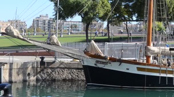 Stara Fregata Zacumowała Port Vell Okolicy Znajduje Się Centrum Rekreacji — Wideo stockowe