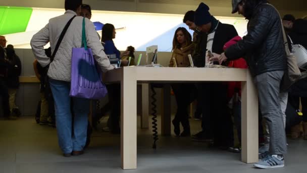 Unknown People Apple Store 5Th Avenue Shop New York Manhattan — Stock Video