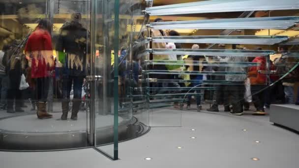 Nieznani Ludzie Sklepie Apple 5Th Avenue Nowym Jorku Manhattanie — Wideo stockowe