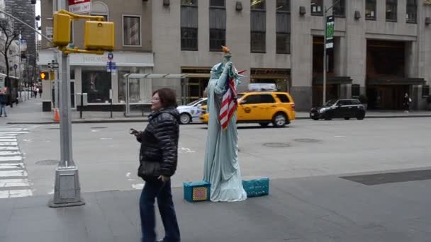 Színész Szabadság Szobrot Ábrázolja New York Utcáin Manhattanben — Stock videók