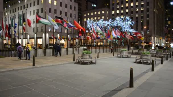 Skridskobana Nedanför Rockefeller Centre Byggnaden Och Prometheus Statyn Den Skapades — Stockvideo