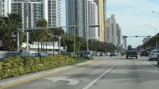 许多汽车在迈阿密的公路上行驶 迈阿密是佛罗里达州的第二大城市 也是美国东南部最大的大都市 — 图库视频影像