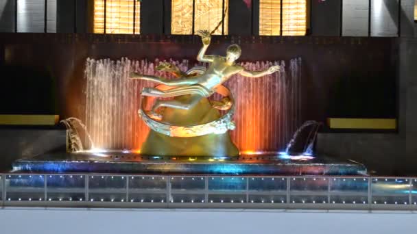ロックフェラーセンターの建物の下のアイススケートリンクとプロメテウス像 アメリカの彫刻家ポール マンシップによって作られました — ストック動画