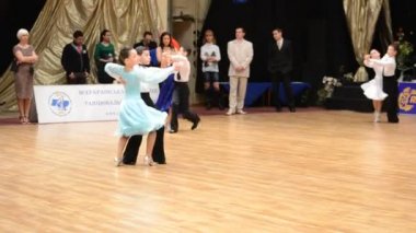 DONETSK, UKRAINE - 25 Mart 2012 'de Ukrayna' nın Donetsk kentinde düzenlenen X Uluslararası Açık Dans Sporları Yarışması 'nın bir parçası olan Stanislav Shklyar' ın CUP 'sinde yarışan insanlar.
