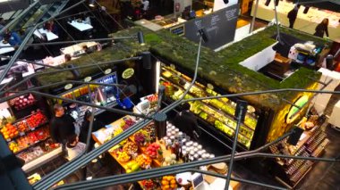 MADRID, İSPAN - 25 Mart 2018 San Anton Market. Piyasa Chueka Bölgesi 'nin merkezindedir..