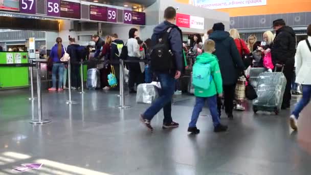 Киев Украина Марта 2018 Года Пассажиры Международного Аэропорта Борисполь Крупнейший — стоковое видео