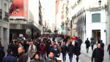 MADRİD, İSPAN - 25 Mart 2018 Madrid sokaklarında tanınmayan insanlar. Ağır çekim. Odaklanamıyorum.