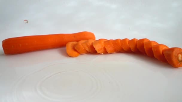 Морковь Падает Воду Медленное Движение — стоковое видео