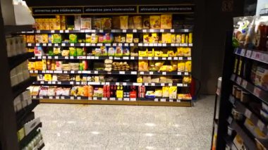 MADRID, İspanya - 4 Nisan 2018: Alışveriş merkezi El Corte Ingles 'ın süpermarketinde yemek.