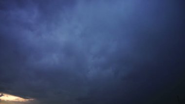 Bulutların arasında fırtına ve şimşek.