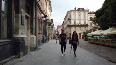 LVIV, UKRAINE - 21 Haziran 2020: Şehrin antik kesiminde bilinmeyen insanlar.