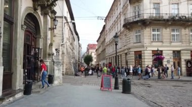 LVIV, UKRAINE - 21 Haziran 2020: Şehrin antik kesiminde bilinmeyen insanlar.