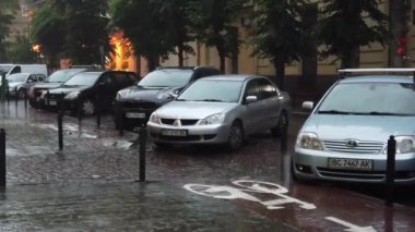 LVIV, UKRAINE - 21 Haziran 2020: Yağmur sırasında şehrin caddesi.