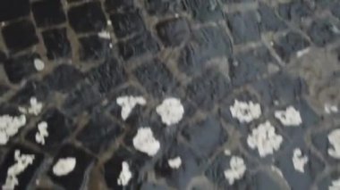Şehirde yağmur yağıyor. Kaldırıma yağmur damlaları düşüyor..